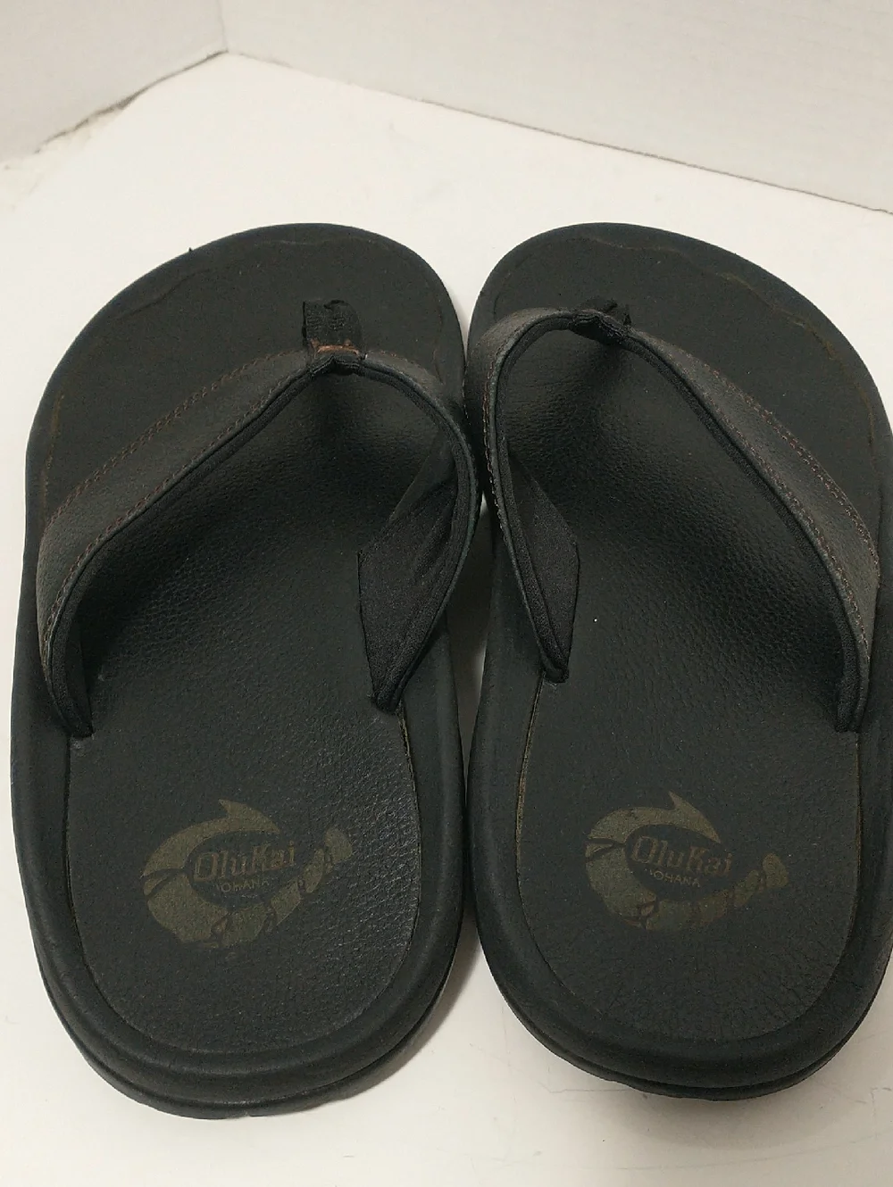 LIKE NEW OluKai Leather Ohana Men's Flip Flop, Size 7, Black, Beach, Vacation